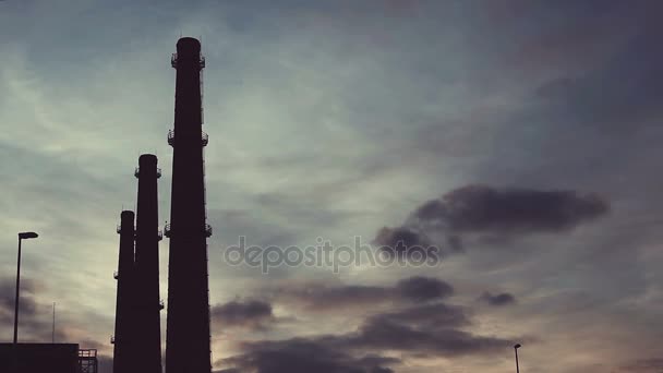 Chimenea en un día gris — Vídeos de Stock