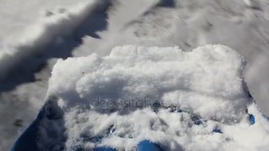 Kar kış havalarda kürekle. Birinci şahıs bakış.