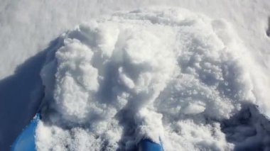Kar kış havalarda kürekle. Birinci şahıs bakış.