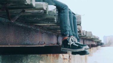 Zarif kıyafeti. Kadar yakın kadınlar ayak bileği bot ve erkek kış botları. bir yaşam tarzı. Kadın ve erkek moda. şık Ayakkabı.