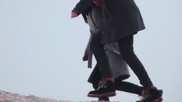 Jambes de deux personnes, courir dehors en hiver nature . — Video