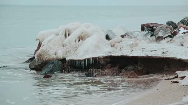 自然和风景的亚速海。石头覆盖着冰和冷浪的大海。系列. — 图库视频影像