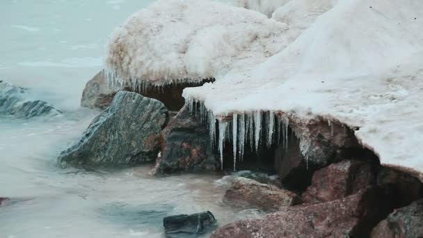 Natura i krajobraz morze Azowskie. Kamienie pokryte lodem i zimno fale morza. Serii. — Wideo stockowe