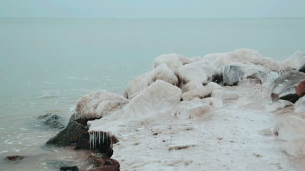 Natuur en landschap van de zee van Azov. Stenen bedekt met ijs en koude golven van de zee. Serie. — Stockvideo