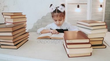 Bir kitap okuma masada oturan bir genç kız öğrenci portresi.