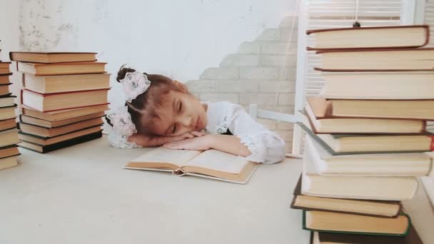 Niña en uniforme escolar, se durmió mientras leía un libro . — Vídeo de stock