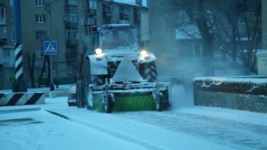 Ukrayna, Zaporozhye - 10 Ocak 2017: Traktörler yol yardımı kar kaldırımlar saf. Kar makineleri.
