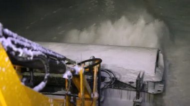 Ukrayna, Zaporozhye - 10 Ocak 2017: Traktörler yol yardımı kar kaldırımlar saf. Kar makineleri.