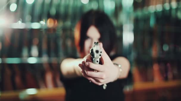 Mulher atraente visa uma arma . — Vídeo de Stock