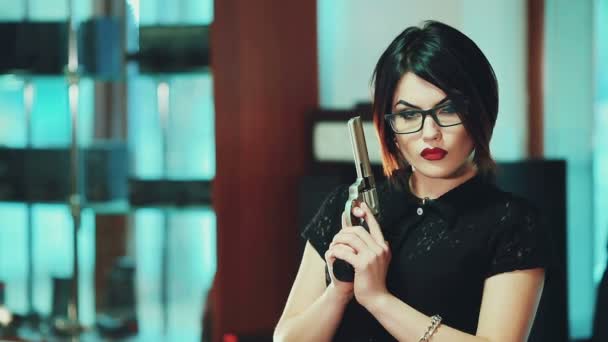 Potret indah berbahaya perempuan memegang pistol . — Stok Video