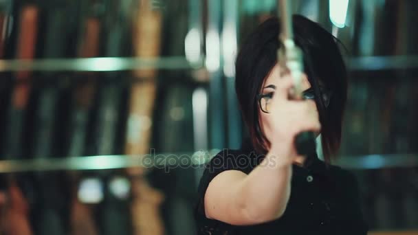 Porträt einer gefährlichen Frau mit Waffe. — Stockvideo