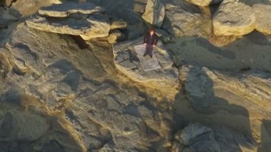 Bir adam buzlu Çin jimnastik yapan. Hava.