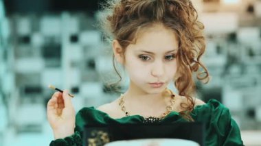 Kız evde aynanın önünde makyaj uygulamak.