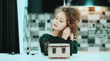 Takı ile şık moda kız. Zümrüt kolye ile güzel kız.