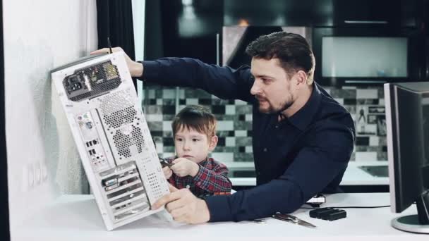 Baba ve oğul bir bilgisayar onarım. — Stok video