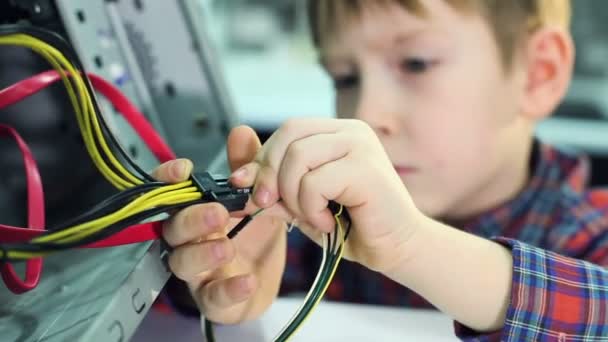 Один маленький хлопчик ремонтує комп'ютер . — стокове відео