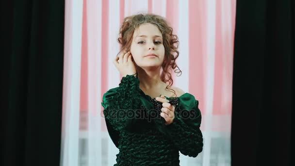 Bild av vackra lilla flicka sätta på örhängen. — Stockvideo