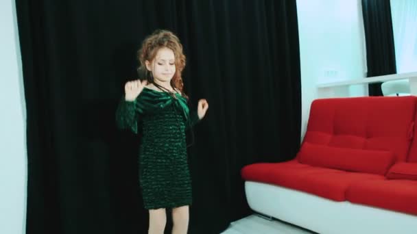 Kislány zöld ruhát és anyák cipőjét, tánc. — Stock videók