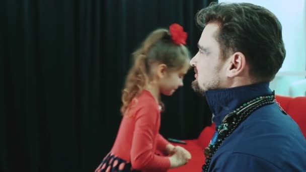 Famille drôle Fille met sur ses bijoux papa . — Video