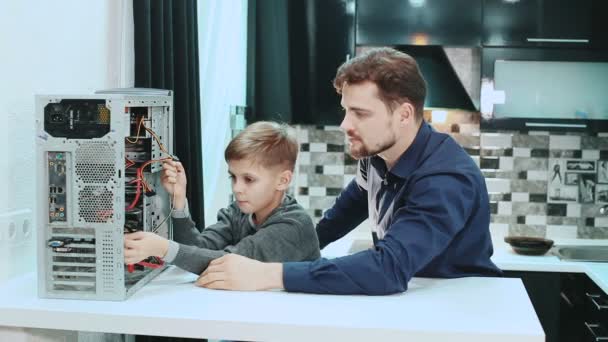 Padre e hijo reparan una computadora . — Vídeos de Stock