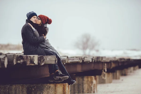 Νέος τύπος και το κορίτσι σε φθορά χειμώνα, να αγκαλιάσει και να απολαύσετε το τοπίο του χειμώνα. Royalty Free Εικόνες Αρχείου
