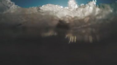 GoPro kamera buzun altında düşüyor