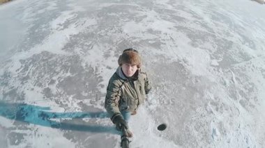 GoPro buzun altında. Deliği göster.