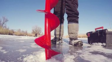 Soğuk buz ve yapmak bir delik balık için Ice buz matkap geçer. buz balıkçılık.
