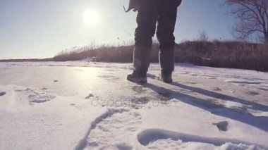 Soğuk buz ve yapmak bir delik balık için Ice buz matkap geçer. buz balıkçılık.