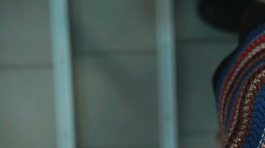 Gri arka plan üzerinde izole para veren eller.