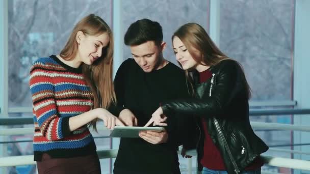 Η εταιρεία χαρούμενα νέοι άνθρωποι χρησιμοποιούν μια μικροεφαρμογή tablet οθόνη αφής . — Αρχείο Βίντεο