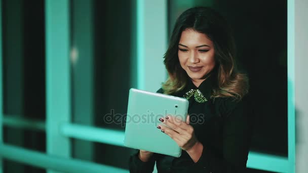 Молодая девушка смешанной расы делает селфи с планшетом. Современные технологии . — стоковое видео