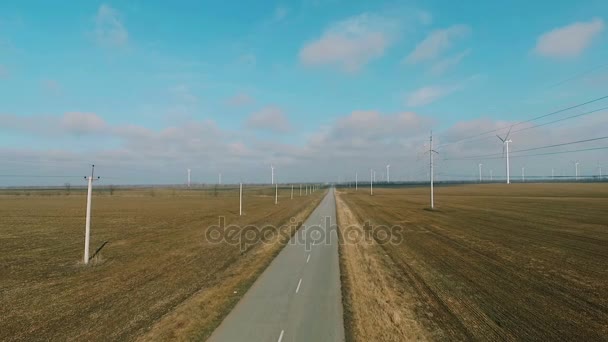 Moderne windturbines opwekking van duurzame energie in veld — Stockvideo