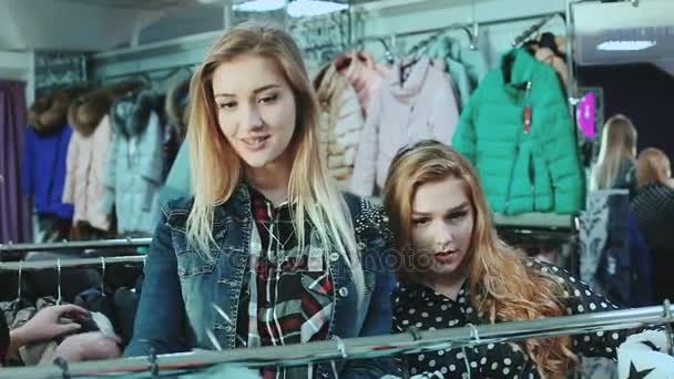 Beaux amis étant excités par les ventes de shopping — Video