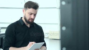 Genç erkek BT mühendisi