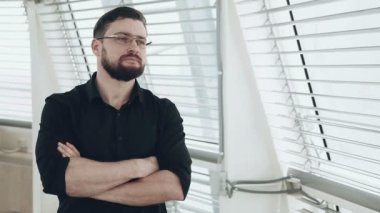 Genç işadamı pencereden dışarı bakıyor