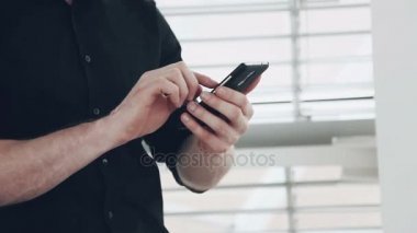 Akıllı telefonlu iş adamı