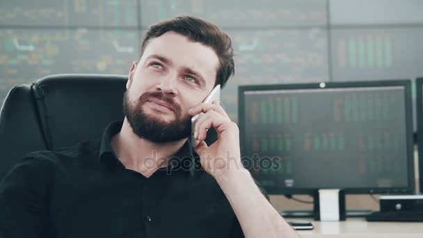 Podnikatel mluví telefon — Stock video