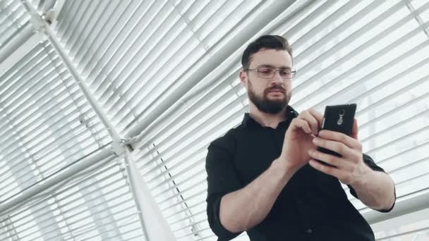 Homme avec smartphone — Video