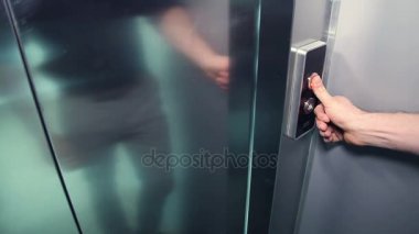 El itme asansör düğmesine mans