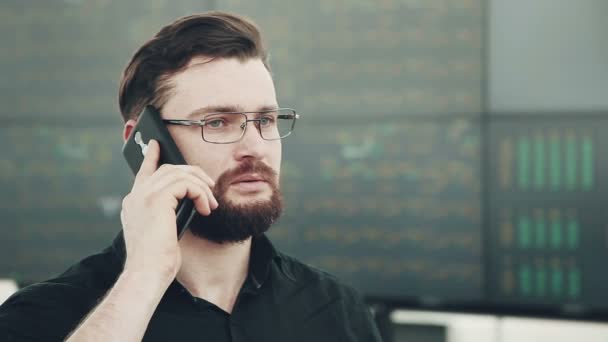 Homem com smartphone — Vídeo de Stock