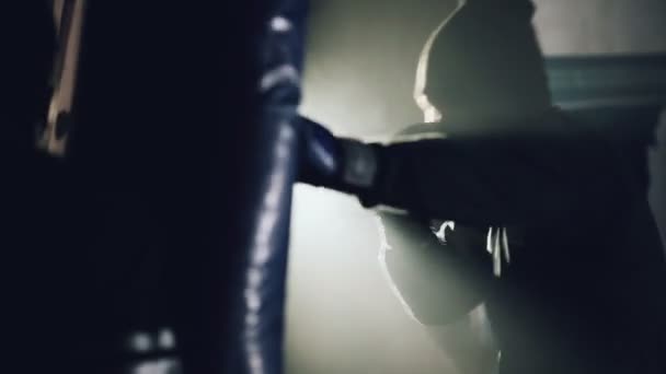 Junge Boxerin mit schwarzem Hintergrund im Untergrund-Sportverein — Stockvideo