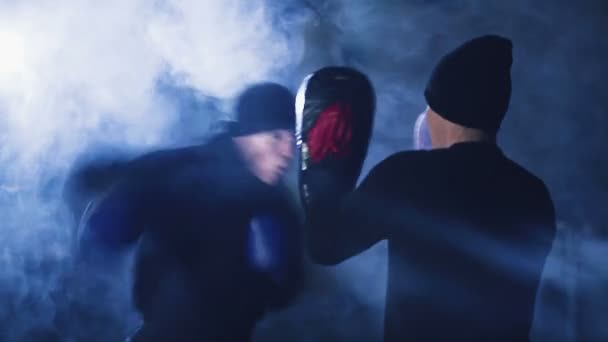 Boxer sombra boxe como exercício para a grande luta . — Vídeo de Stock