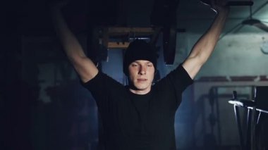 Eski spor eğitim. Bir spor mermi adlı genç bir adam. Kas gelişimi.