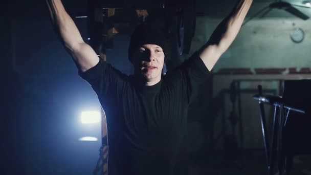 Entrenamiento en el viejo gimnasio. Un joven en un proyectil deportivo. Desarrollo de los músculos . — Vídeo de stock