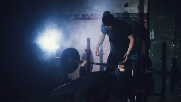 Idrottaren höjer ribban ligga i gymmet — Stockvideo