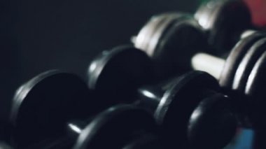 Atlet bir dumbbell eğitim alır. Halter salonunda.