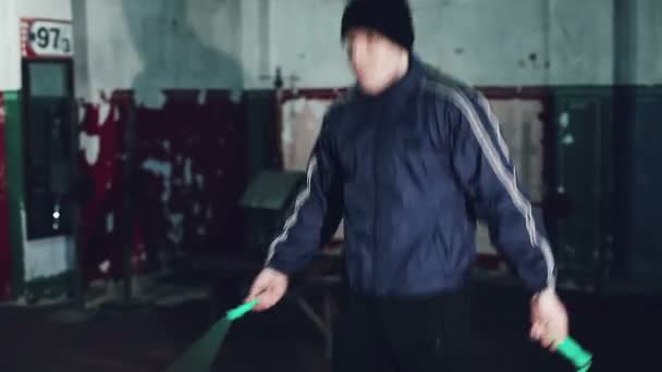 Boxer školení s skok slaňování v zimě v noci. — Stock video