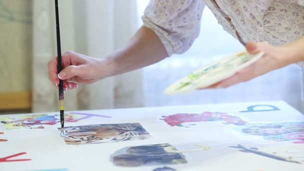 Mulher artista pintura tintas aquarela — Vídeo de Stock