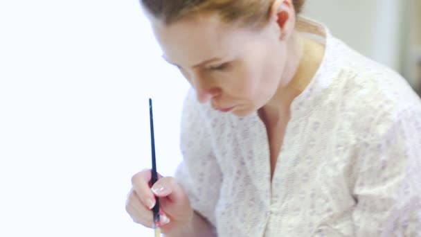 Женщина-художник рисует акварели — стоковое видео